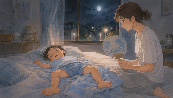 停電した夜の寝室で汗をかいて眠る子どもとうちわを持つ母親