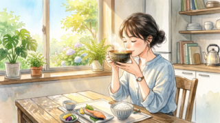 朝、味噌汁を飲む女性